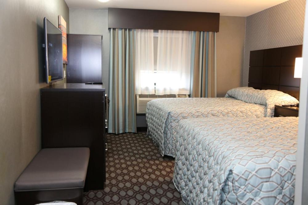 Queen Room with Two Queen Beds - Non-Smoking interior